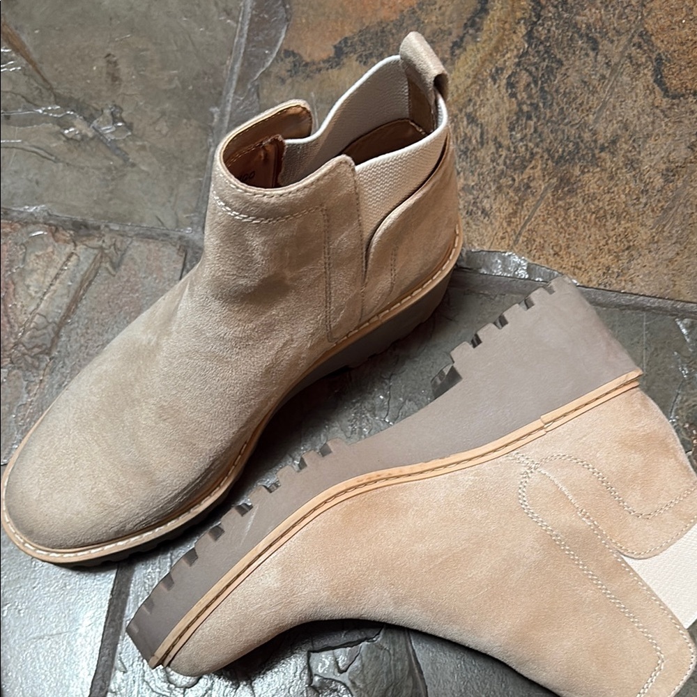 Dolce Vita Tan Suede Women’s  Chelsea Boots